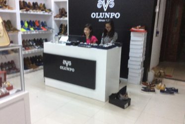 Thiết kế thi công kệ trưng bày giày nam cho OLUNPO Tp HCM